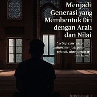 🖼️ Deskripsi Gambar  Seorang pemuda tampak duduk bersila di lantai sebuah ruangan yang remang, kemungkinan besar sebuah masjid. Ia terlihat dalam siluet, membelakangi kamera, menghadap ke arah jendela besar yang berornamen indah. Cahaya alami masuk melalui jendela-jendela tinggi bergaya lengkung, menciptakan suasana tenang dan kontemplatif.  Karpet merah membentang di lantai, menandakan ruang ibadah. Posisi duduknya—tenang, kepala sedikit tertunduk, tangan di lutut—menggambarkan suasana batin yang sedang merenung, mungkin terluka, mungkin mencari arah.  Di sisi kanan gambar, terdapat teks motivasional dalam bahasa Indonesia:  > 